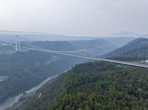 云南群山中的龙江大桥航拍图