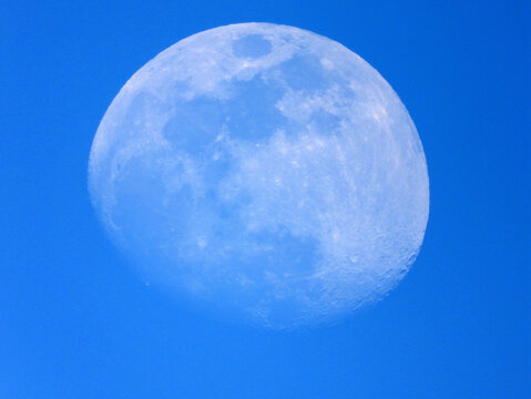 蓝天中的月亮