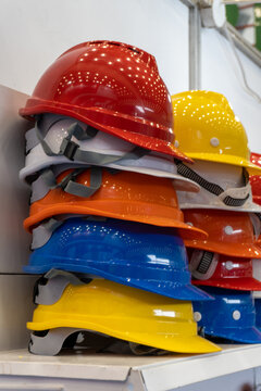 各种颜色的安全帽