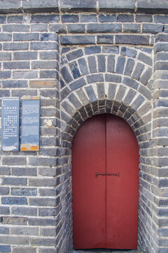 老龙头宁海城遗址洞的门
