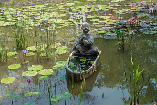 睡莲池塘里划船的小和尚雕像