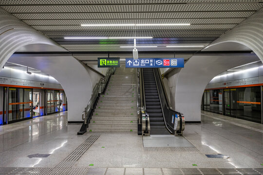 地铁站楼梯和电梯