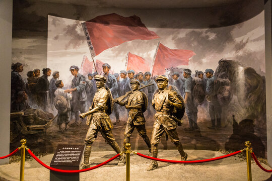 红军长征中的战士雕塑
