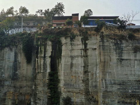 四川省自贡市采石场悬崖上的村庄