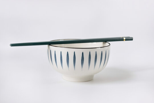 日式陶瓷碗和筷子