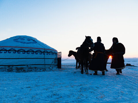 冬季清晨蒙古族生活场景