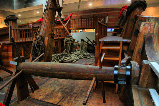 中国航海博物馆中式帆船锚机