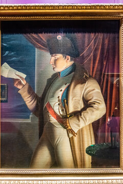 法国拿破仑在烛火和月光下读信