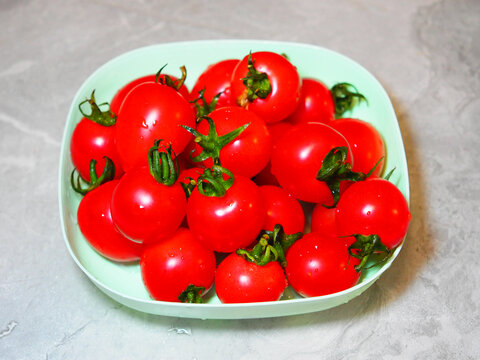 一盘小西红柿