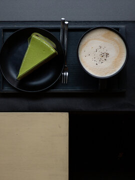 餐桌上的抹茶蛋糕和奶茶
