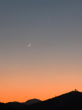 黄昏时分的金星伴月