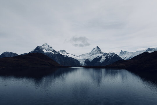 瑞士的雪山与湖泊倒影
