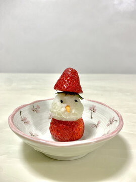 自制草莓圣诞雪人