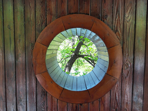 木头窗户圆形树杆