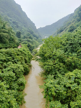 小溪涨水