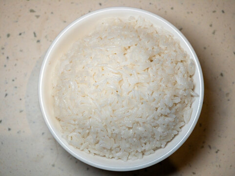 装在白色陶瓷碗里的白米饭