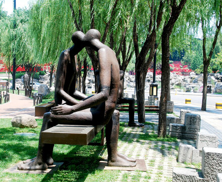 情侣凳雕塑