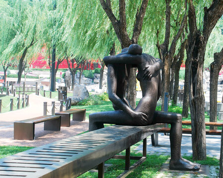 情侣坐凳雕塑