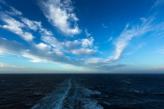 海洋海浪蓝天白云