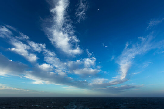海洋海浪蓝天白云