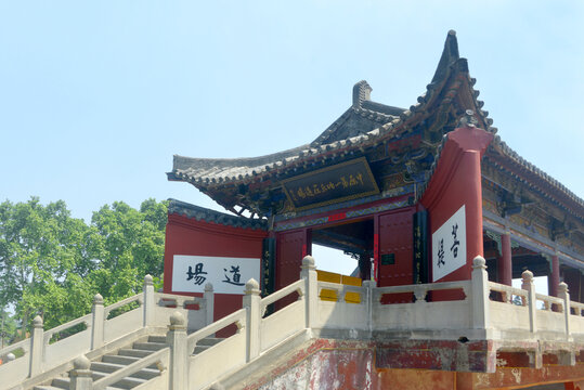 洛阳白马寺传统廊桥式天桥