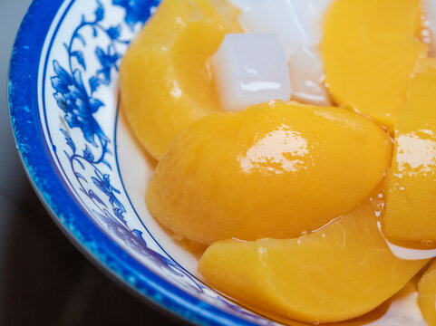 餐盤里的糖水黃桃椰果