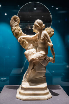 19世纪法国新古典主义石雕贵妇