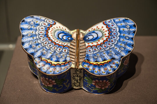 清代铜胎画珐琅蝴蝶形粉盒