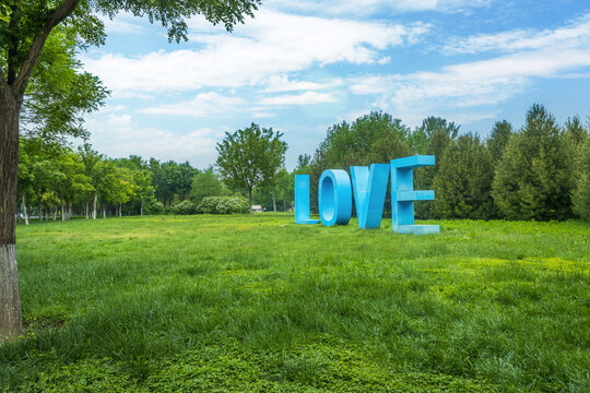 love字体的主题公园自然风光