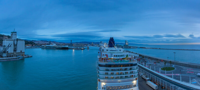 蓝色天空巴塞罗那海港风光
