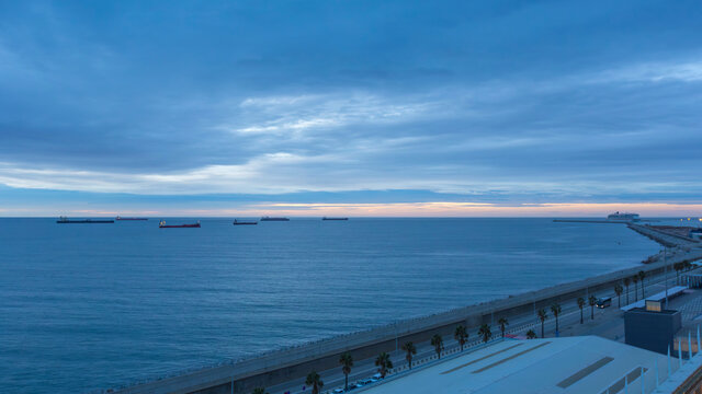 蓝色天空巴塞罗那海港风光