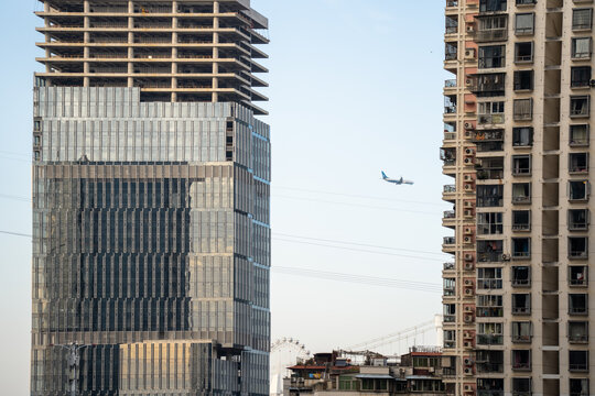 飞机在城市建筑中飞行