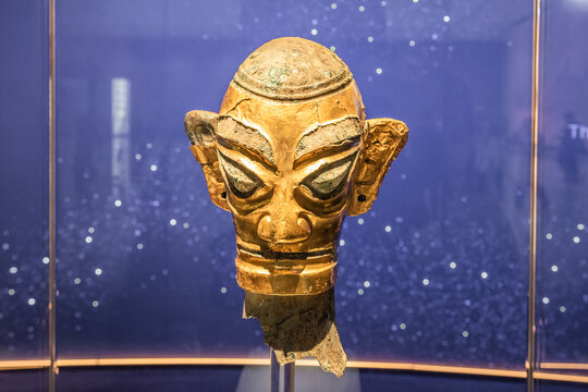 商代金面具笄发青铜人头像
