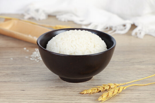桌上的一碗米饭