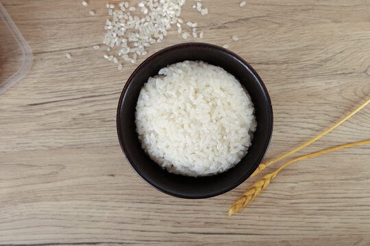 桌上的一碗米饭
