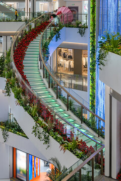 商场摆放鲜花的玻璃楼梯