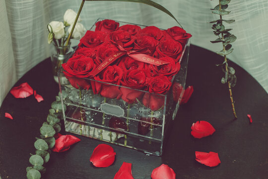 红色鲜花礼盒