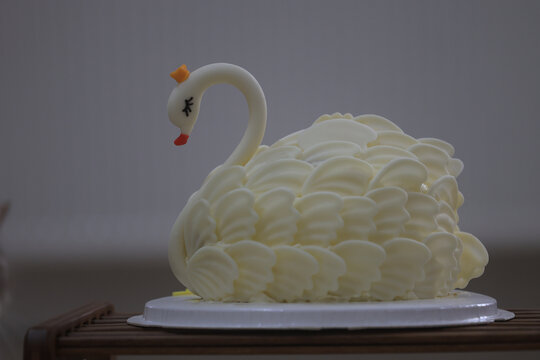 天鹅造型生日蛋糕