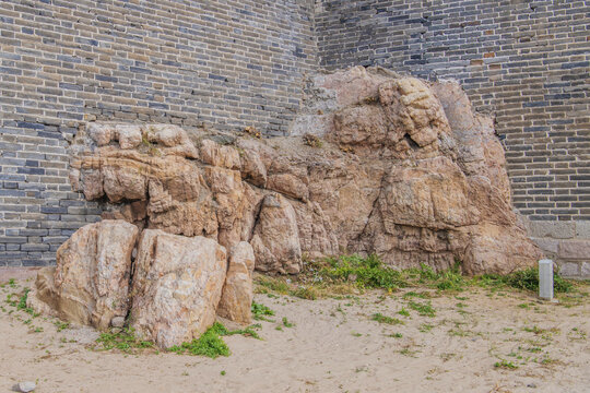 老龙头入海石城墙下怪石沙滩