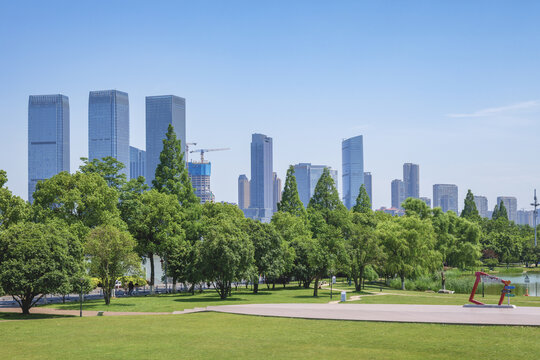 長沙城市天際線綠樹草地與高樓