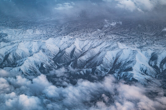 航拍雪山山脈