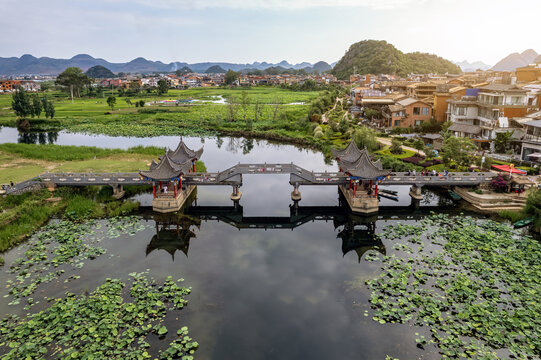 航拍普者黑河流山巒水上田園