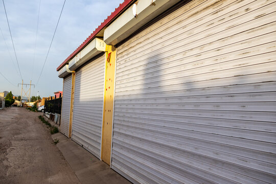 農(nóng)村車庫自建卷簾門車庫