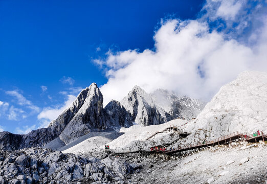 云南玉龍雪山高山云海冰川