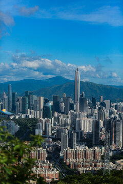 藍天白云下的深圳地標性建筑
