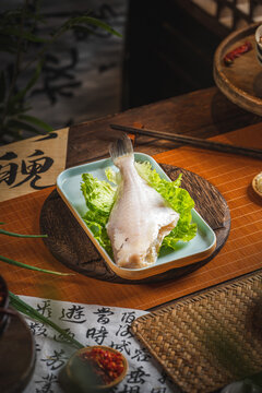 復(fù)古中式風(fēng)格鮮耗兒魚火鍋食材