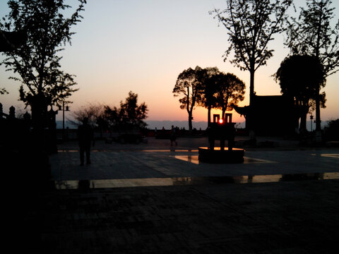鴻恩寺公園夕陽照