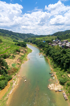 藍天青山河流