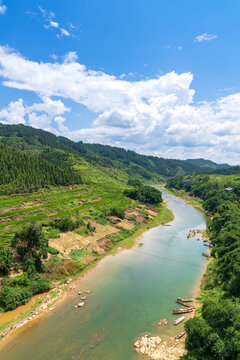 藍天青山河流