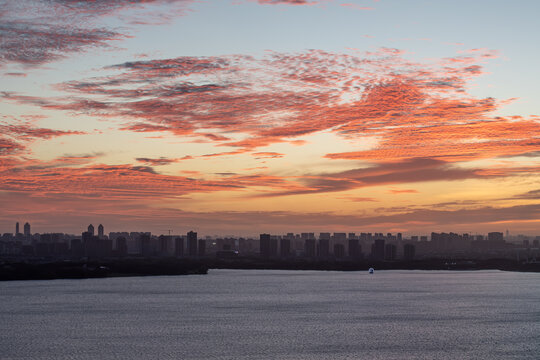 中國(guó)蘇州城市夏季獨(dú)墅湖清晨風(fēng)光